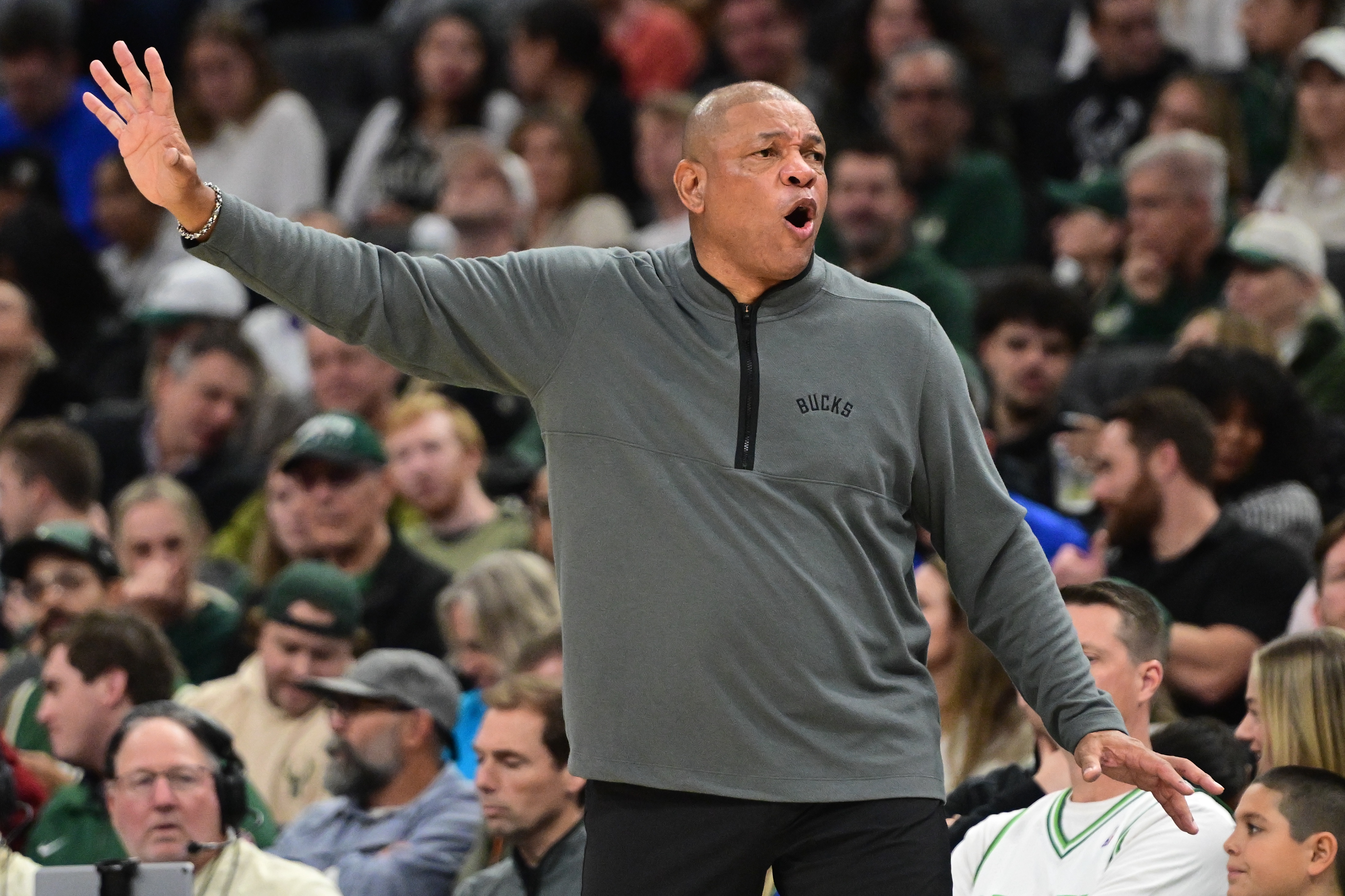 开yun体育app官方下载-巴克利评老里下课：雄鹿更衣室里有几个软蛋 泄密的人就是混蛋！